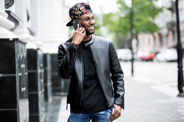 Traje negro con la moda de verano móvil