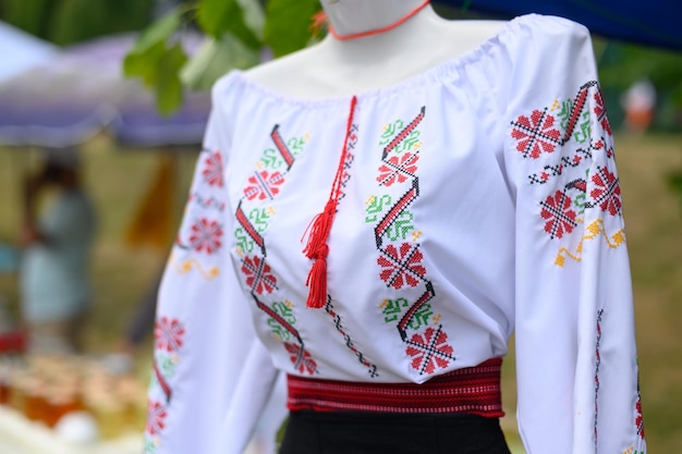 Traje tradicional moldavo femenino en festival al aire libre de maniquí