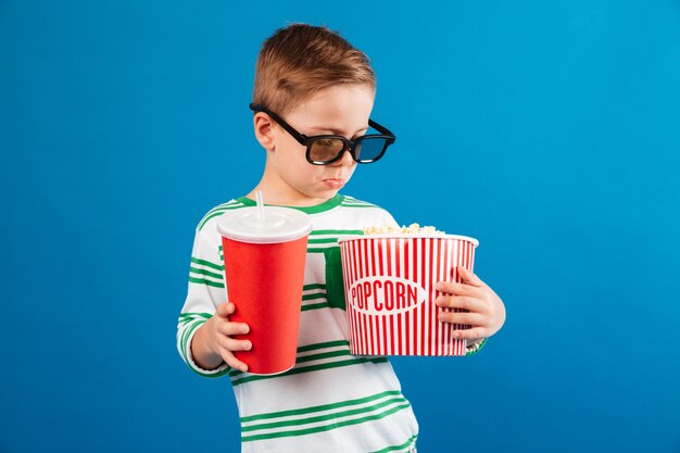 Tranquilo joven en anteojos preparándose para ver la película