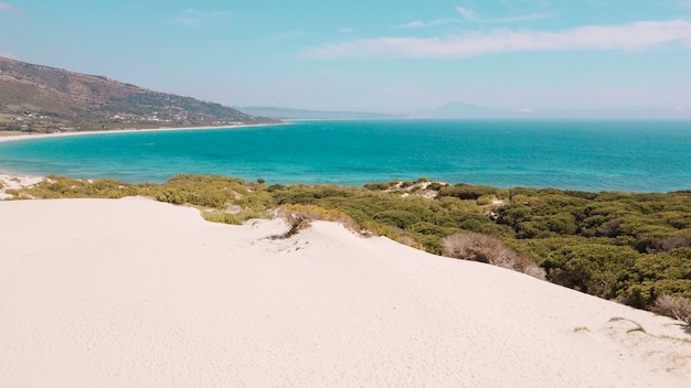 Foto gratuita tranquilo mar turquesa y playa desierta.