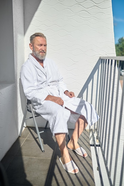 Tranquilo turista relajado sentado al sol