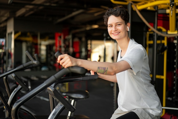 Foto gratuita trans hombre haciendo ejercicio en el gimnasio