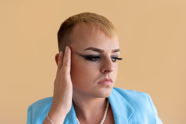 Transexual con maquillaje de cerca