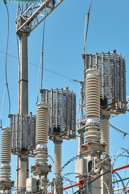 Transformadores eléctricos de alta tensión en una central eléctrica de distribución de electricidad. De cerca