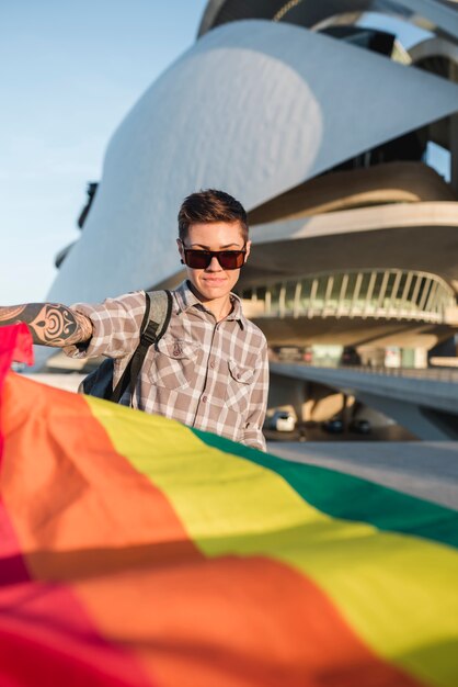 Transgénero con bandera LGBT volando