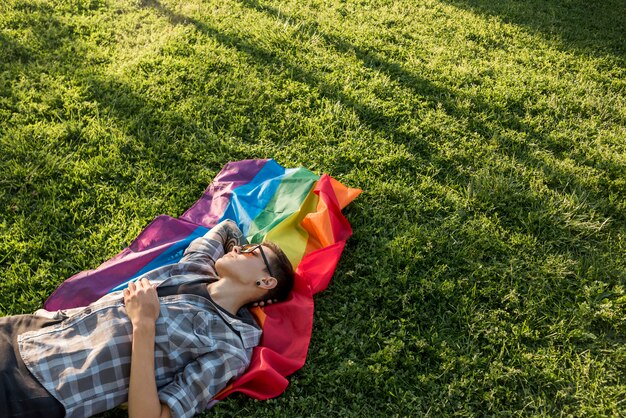 Transgénero descansando en prado verde