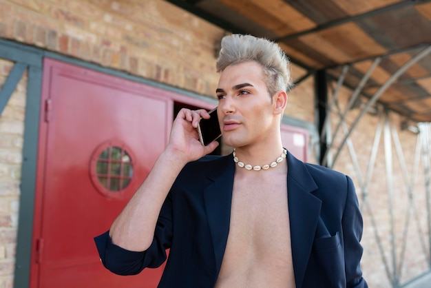 Transgénero hablando por teléfono plano medio