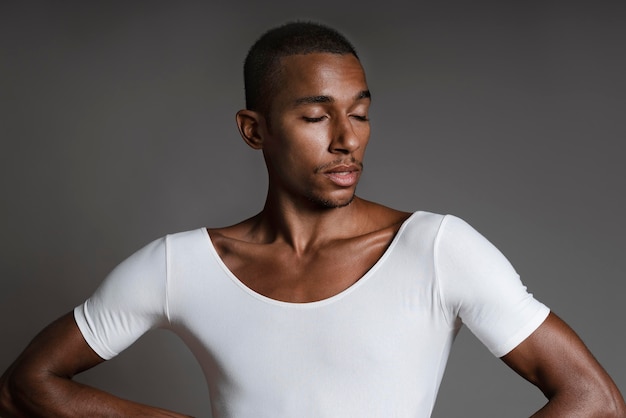 Transgénero de tiro medio posando en camisa blanca