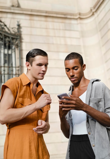 Foto gratuita transgénero de tiro medio con smartphone