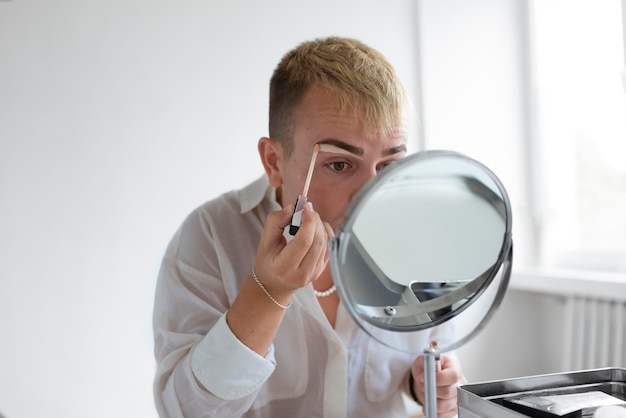 Transgénero de tiro medio usando espejo