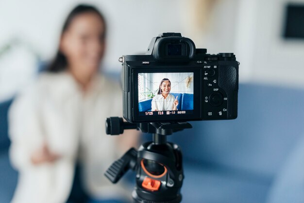 Transmisión en línea de vlogger femenina borrosa