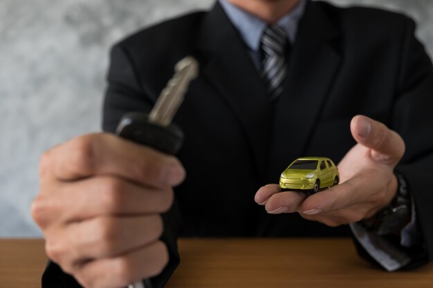 Transporte y propiedad concepto - cliente y vendedor con coche clave