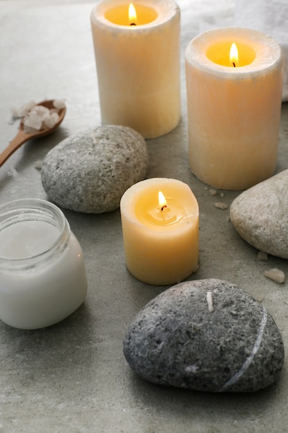 Foto gratuita tratamiento de aromaterapia con velas.
