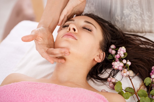 Tratamiento de belleza facial en el salón de spa. Cuidado del cuerpo y la piel