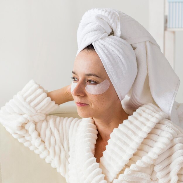 Tratamiento de spa en casa para el concepto de ojeras