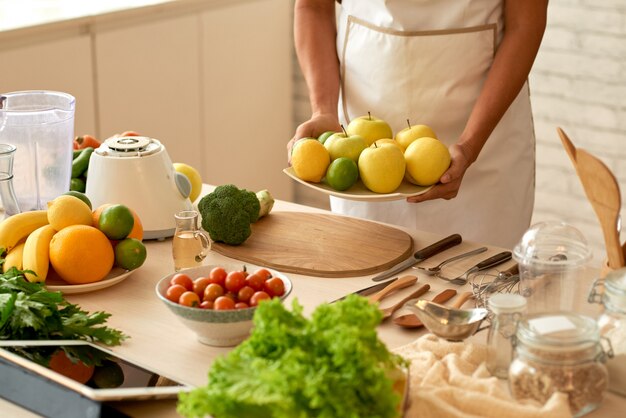 Trayendo frutas a la mesa