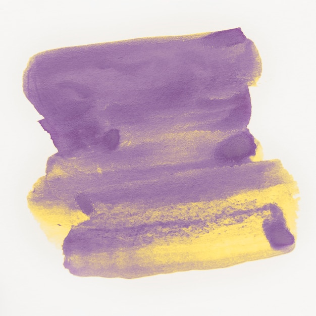 Trazo mojado del cepillo de pintura del cepillo de la acuarela amarilla y violeta en el fondo blanco para el texto