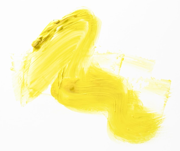 Trazo de pincel amarillo sobre fondo blanco.