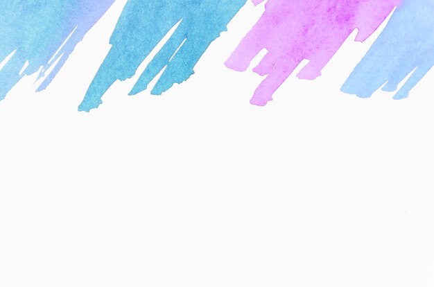 Trazo de pincel azul y rosa aislado sobre fondo blanco