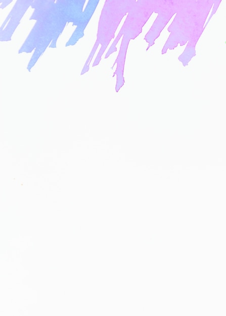 Trazo de pincel azul y rosa sobre fondo blanco
