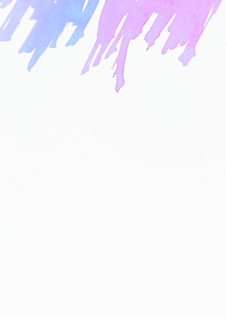 Trazo de pincel azul y rosa sobre fondo blanco
