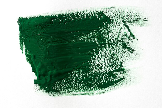 Trazo de pincel verde sobre fondo blanco.