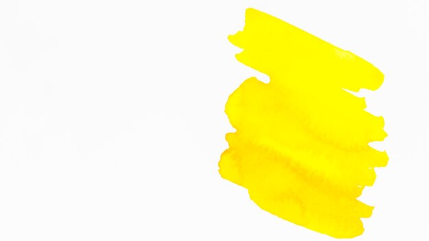 Trazos de pincel amarillo aislados sobre fondo blanco