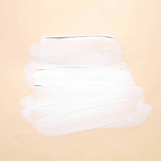 Trazos de pintura minimalista en papel