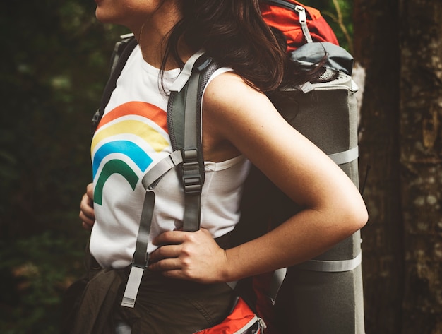 Foto gratuita trekking en un bosque