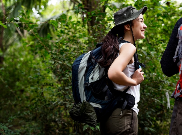 Foto gratuita trekking en un bosque