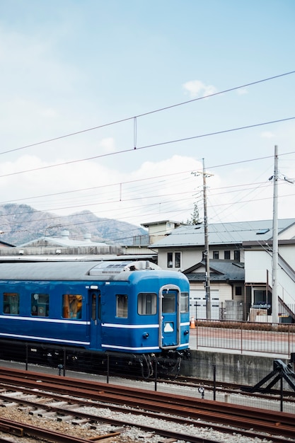 Tren azul y cielo en ferrocarril de Japón.