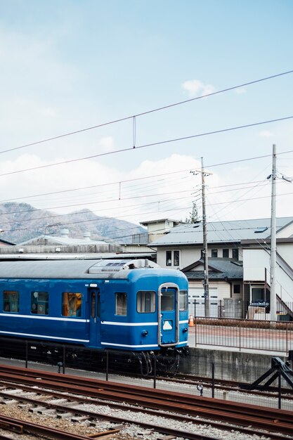Tren azul y cielo en ferrocarril de Japón.