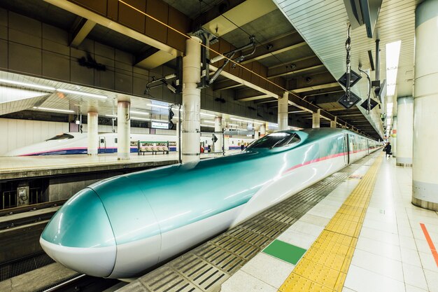 tren bala shinkansen en la estación