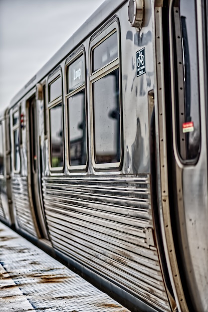 Foto gratuita tren de metal en la estación de tren de chicago