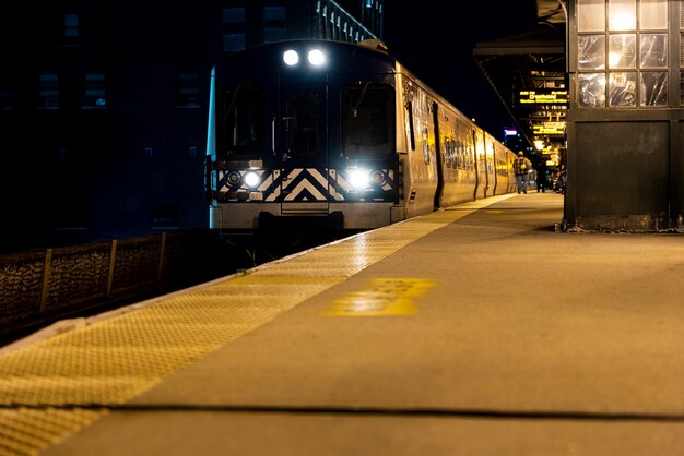 Tren pasando por la estación de noche