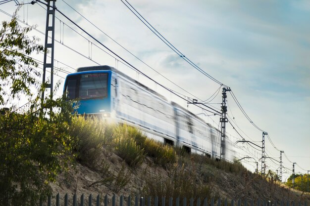 Tren rápido pasando por el área rural