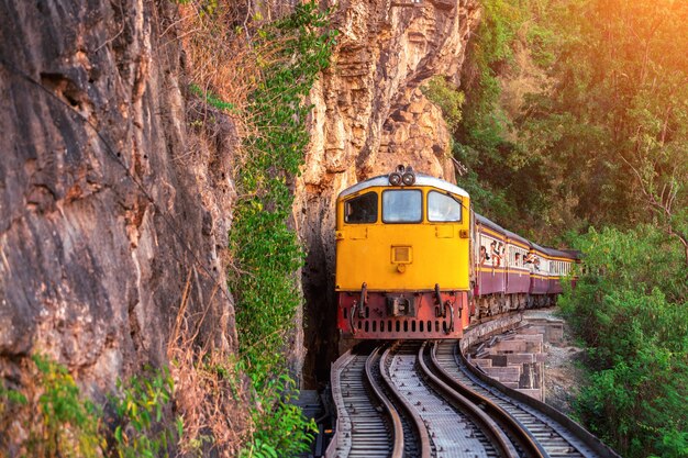 Tren retro tailandés en Kanchanaburi, Tailandia.