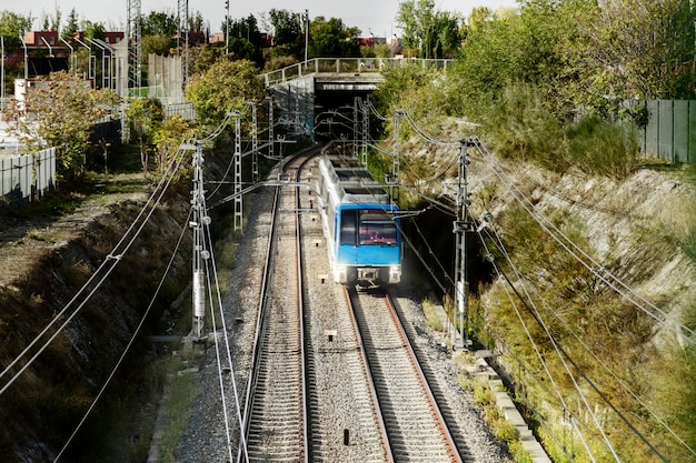 Tren saliendo del túnel