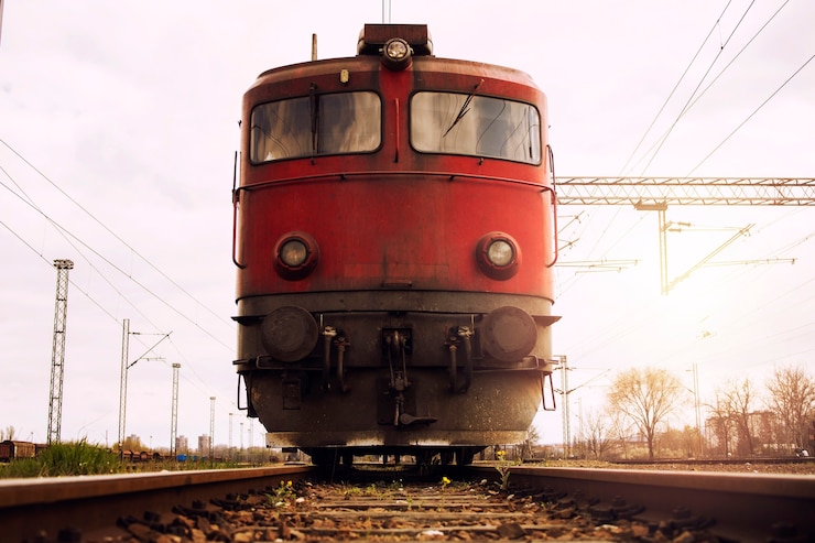 Foto gratuito tren sobre vías al atardecer