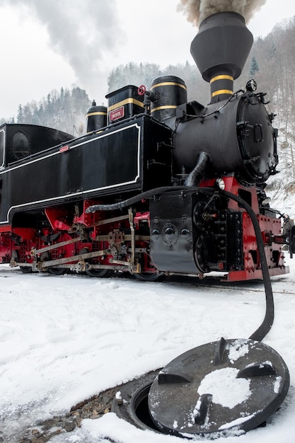 Tren de vapor Mocanita en una estación de tren en invierno Rumania