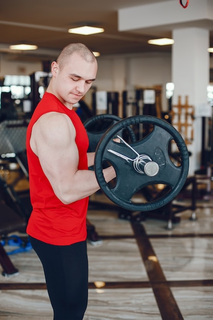 trenes jóvenes y fuertes en el gimnasio