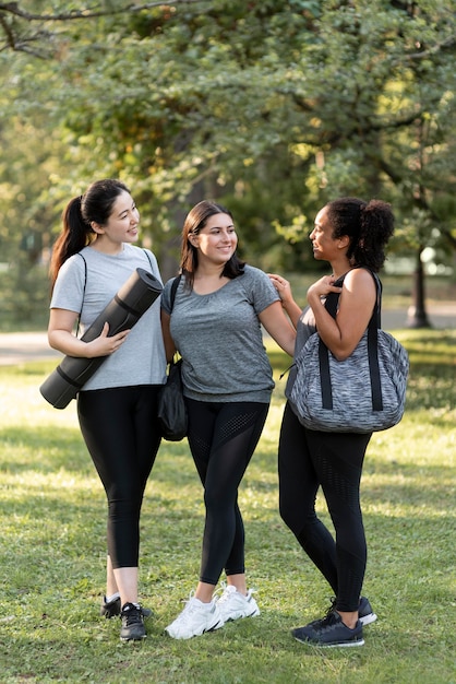 Foto gratuita tres amigas en el parque.