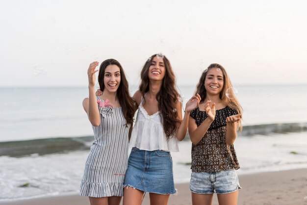 Tres amigas en la playa