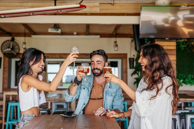 Tres amigos brindando con cerveza