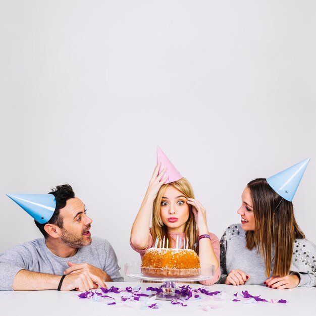 Tres amigos buenos celebrando cumpleaños