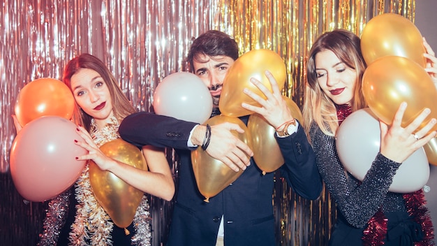 Tres amigos en celebración de año nuevo