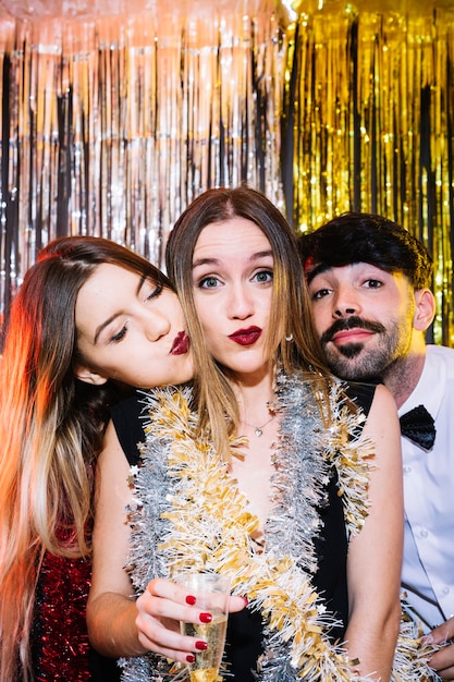 Foto gratuita tres amigos en celebraciones de 2018