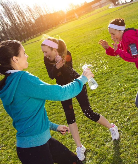 Foto gratuita tres amigos se divierten después del ejercicio