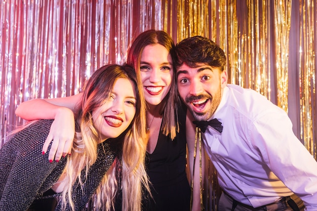 Foto gratuita tres amigos con estilo celebrando 2018