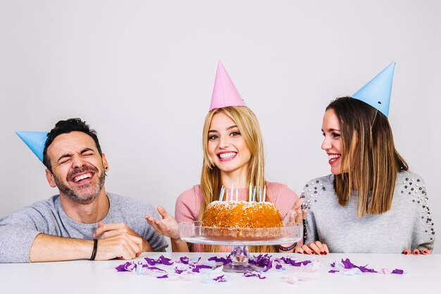 Tres amigos felices celebrando cumpleaños